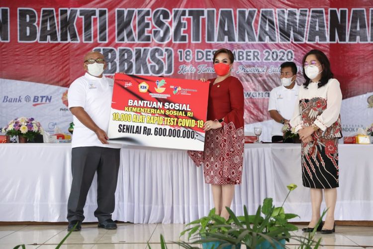 Dirjen Pemberdayaan Sosial, Edi Suharto saat menyerahkan bantuan dari Kemensos senilai Rp 6.030.000.000 secara simbolis pada peringatan HKSN 2020 di Tomohon, Sulawesi Utara (18/12/2020).