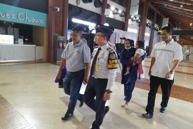 N (berhijab), warga Malaysia yang menjadi korban perlakuan tidak layak suaminya warga Kabupaten Pesawaran dipulangkan ke negara asalnya, Minggu (23/7/2023).