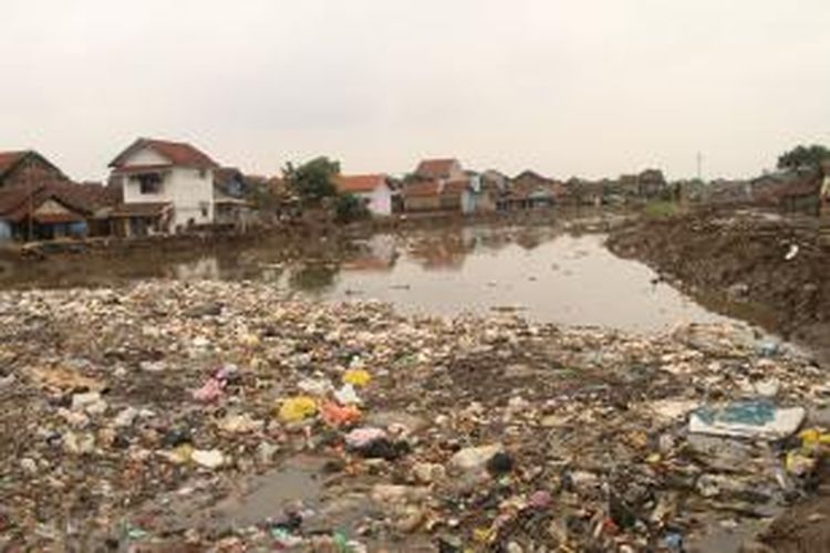 Beginilah wajah Sungai Citarum ketika air banjir mulai menyusut. 