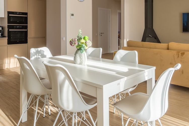 Ilustrasi meja makan. 