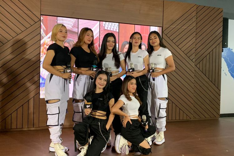 Girl band baru Indonesia, DREAMSE7EN yang menggelar debut showcase, Jumat (24/12/2021) di kawasan Kuningan, Jakarta Selatan.
