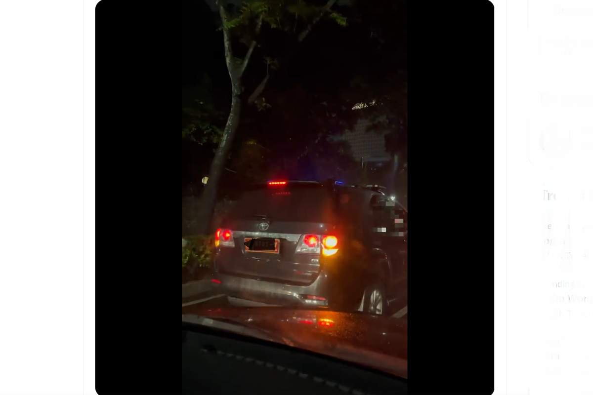 Video viral memperlihatkan pengemudi mobil kesal karena dihalangi-halangi rombongan pengawal mantan wakil presiden, di penghujung Jalan Layang Antasari, Jakarta Selatan.