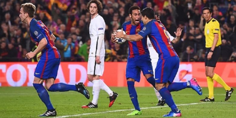 Neymar tampak gembira seusai Luis Suarez membawa Barcelona unggul atas Paris Saint-Germain pada pertandingan Liga Champions di Stadion Camp Nou, Rabu (8/3/2017). 