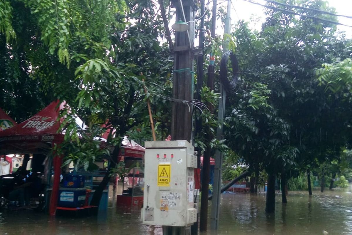 Banjir yang merendam sejumlah wilayah di Jawa Barat membuat PLN mematikan pasokan listrik untuk sementara waktu. Itu dilakukan untuk memastikan keamanan warga terdampak banjir. 