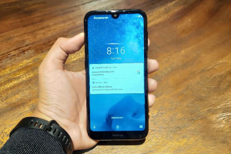 Ilustrasi Nokia 4.2 tampak depan. Ponsel ini mengusung layar berponi waterdrop dengan bentang layar seluas 5,71 inci (720 x 1.520 piksel, rasio 19:9). Poni tadi digunakan untuk menempatkan kamera selfie 8 megapiksel.