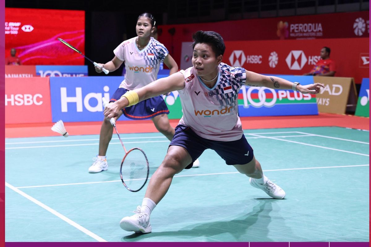 Aksi ganda putri Indonesia, Apriyani Rahayu/Febi Setianingrum, kala bersua Li Yi Jing/Luo Xu Min dalam laga 32 besar Malaysia Masters, di Axiata Arena, Kuala Lumpur, Selasa (20/5/2025).