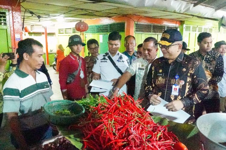 Pj Wali Kota Padang Andree Algamar saat memantau harga cabai di Padang, Kamis (13/6/2024).