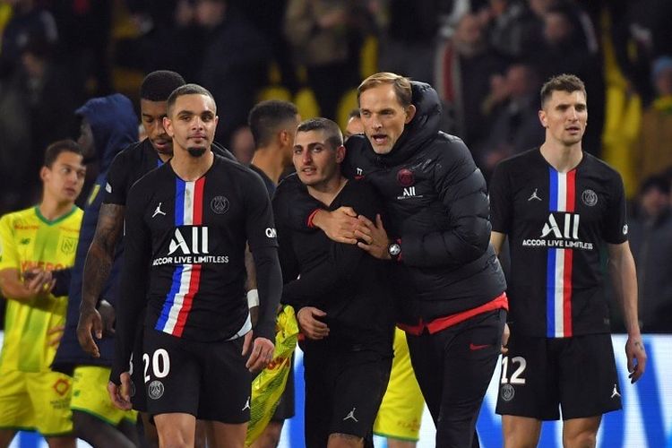 Pelatih Jerman Paris Saint-Germain Thomas Tuchel,merayakan dengan pemain tengah Paris Saint-Germain Italia Marco Verratti di akhir pertandingan sepakbola L1 Prancis antara Nantes (FCNA) dan Paris Saint-Germain (PSG) pada 4 Februari, 2020 di stadion La Baujeoire di Nantes, Prancis barat.