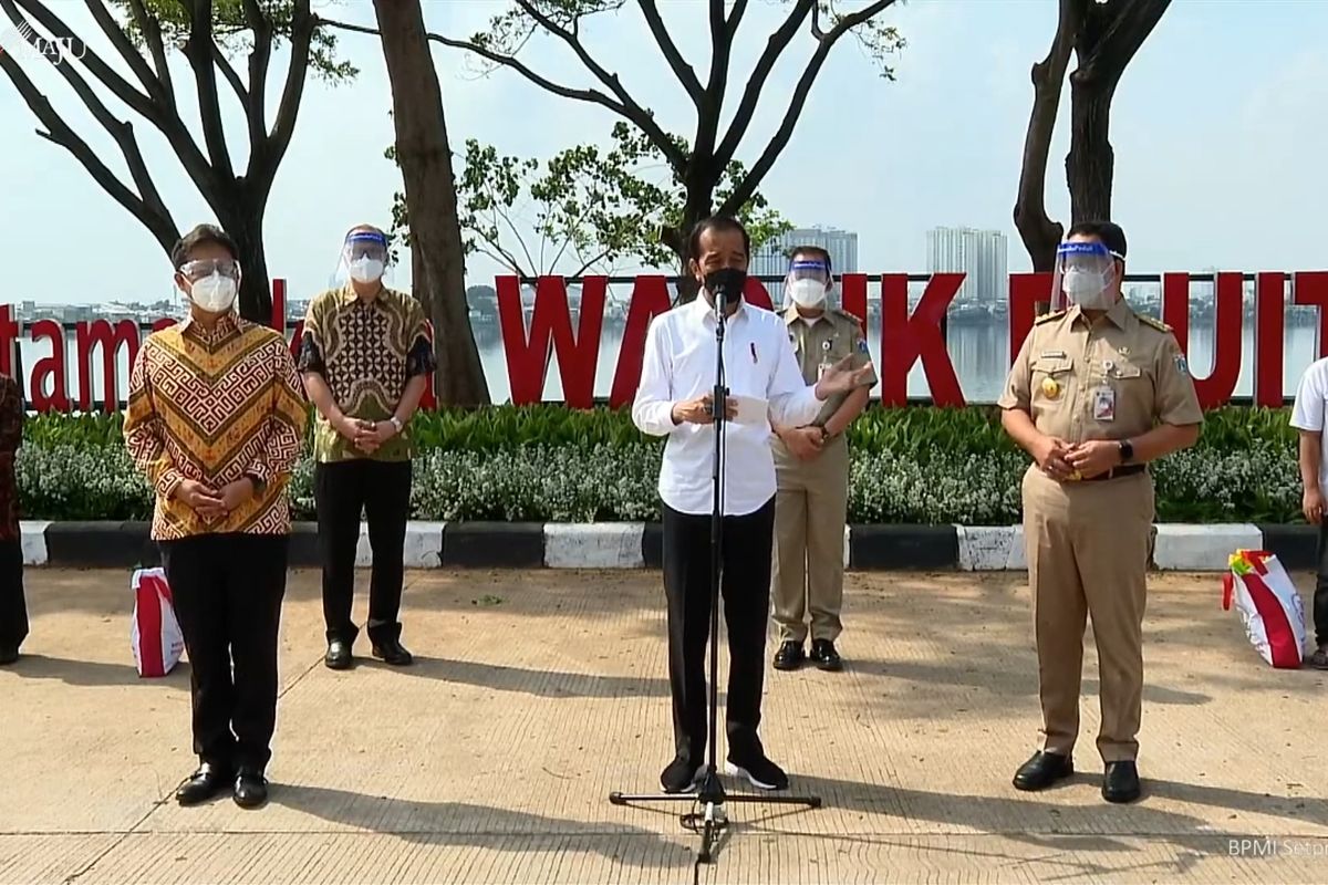 Foto tangkapan layar YouTube Sekretariat Presiden: Pesiden Joko Widodo meninjau vaksinasi massal di Waduk Pluit, Jakarta Utara, Senin (14/6/2021), didampingi Gubernur DKI Anies Baswedan dan Menteri Kesehatan Budi Gunadi Sadikin.