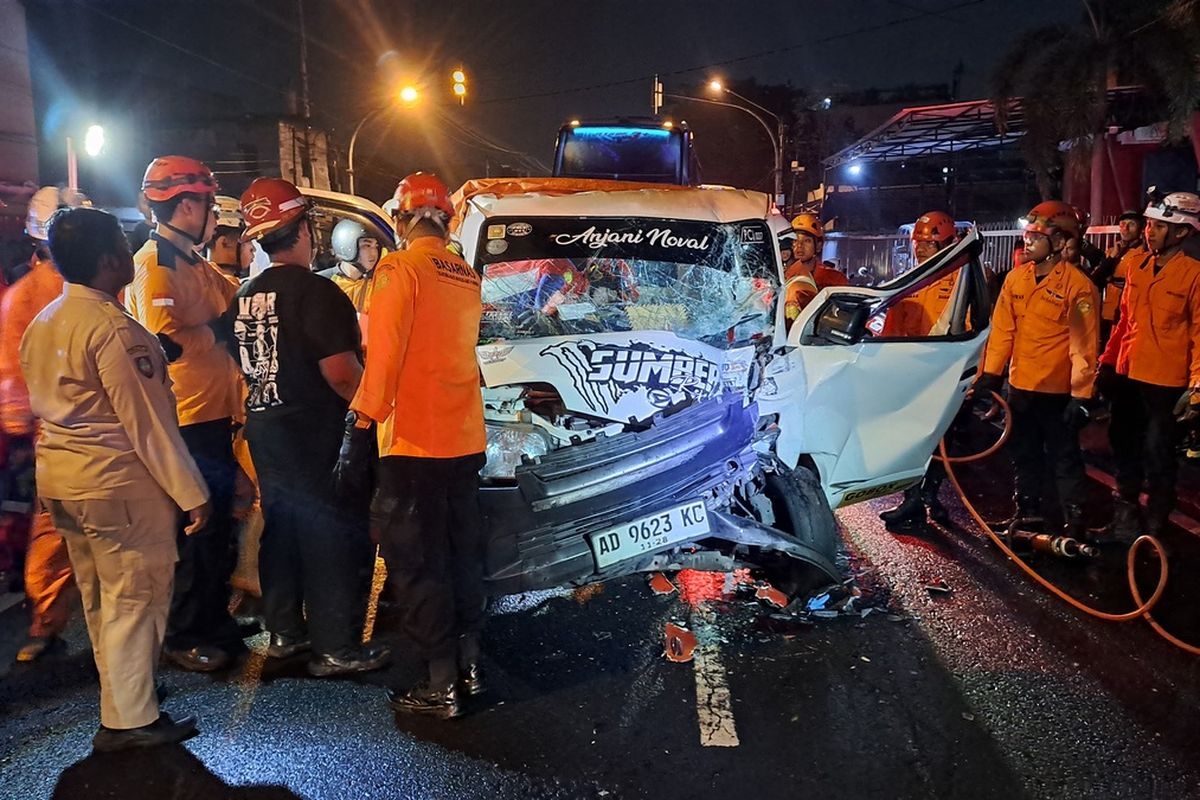 Proses evakuasi dan kondisi TKP pasca kecelakaan lalu lintas melibatkan mobil pickup dan bus PO Harapan Jaya terjadi di Jalan Ahmad Yani, Kecamatan Banjarsari, Kota Solo, Jawa Tengah, Senin (9/2/2026) malam.