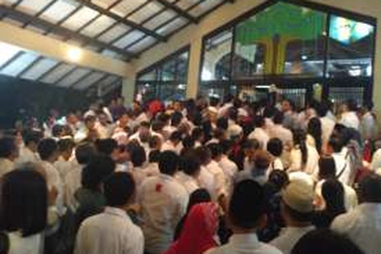 Ratusan relawan tak bisa masuk ke acara Silaturahmi Nasional dengan Jokowi di Wisma Serbaguna, Senayan, Jakarta, Minggu (24/6/2016).