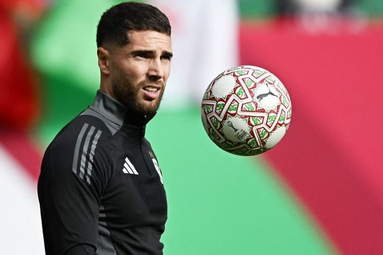 Kiper timnas Aljazair, Luca Zidane, melakukan pemanasan menjelang pertandingan sepak bola Grup E Piala Afrika 2025 antara Aljazair dan Sudan di Stadion Moulay Hassan di Rabat pada 24 Desember.