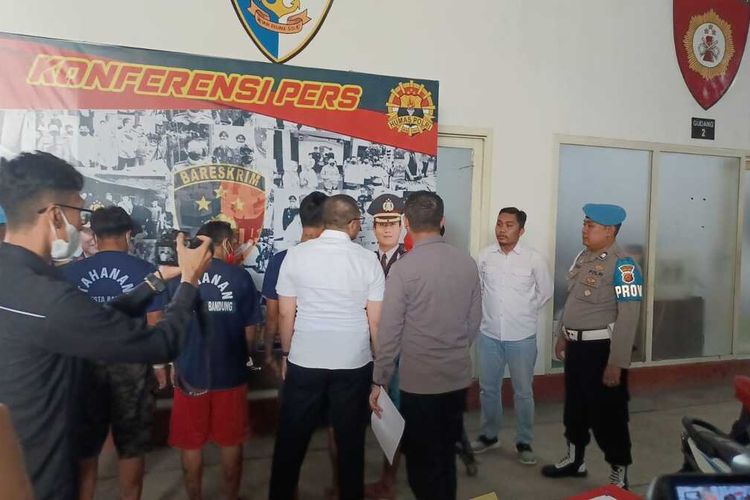 Sebanyak 6 orang tersangka pengeroyokan Y (47) pria asal Garut yang ditemukan tewas di kontrakannya di Soreang, Kabupaten Bandung, Jawa Barat, berhasil diamankan Polresta Bandung, Pada Rabu (310/11/2022).