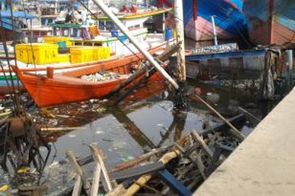 Bangkai kapal Baracuda Jaya III di Pelabuhan Muara Angke, Rabu (4/6/2014).