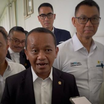 Menteri Energi dan Sumber Daya Mineral (ESDM) Bahlil Lahadalia saat ditemui di Kementerian ESDM, Jakarta, Senin (26/5/2025). 