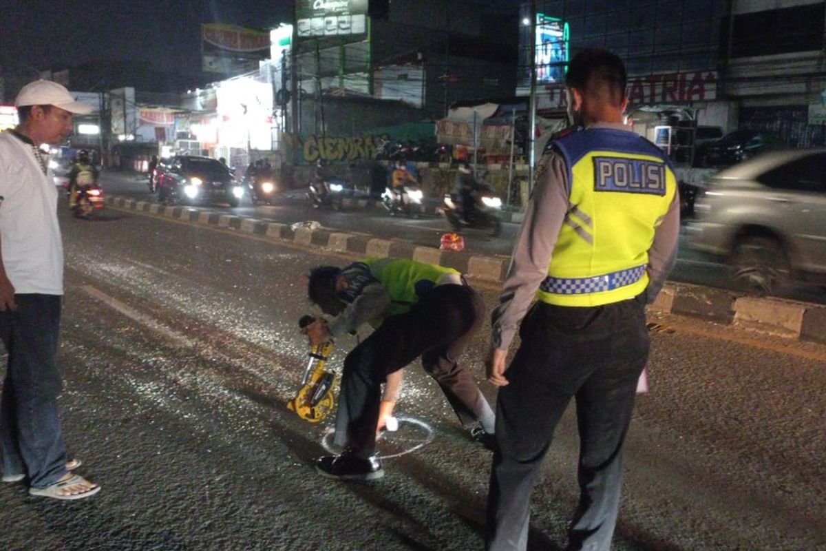 Petugas dari Polres Tangerang Selatan melakukan olah tempat kejadian perkara di lokasi kecelakaan Angkot menabrak Bus AKAP di Jalan Dewi Sartika, Ciputat, Tangerang Selatan, Selasa (31/8/2021).