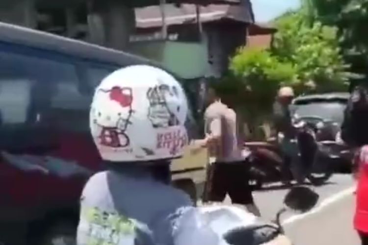 Tangkapan layar video polisi pukul angkot bertubi-tubi seperti Salam dari Binjai