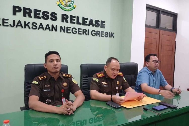 Kepala Kejari Gresik Nana Riana (tengah) saat rilis ungkap kasus dugaan korupsi dana hibah UMKM tahun anggaran 2022 di kantor Kejari Gresik, Jawa Timur, Senin (14/10/2024).