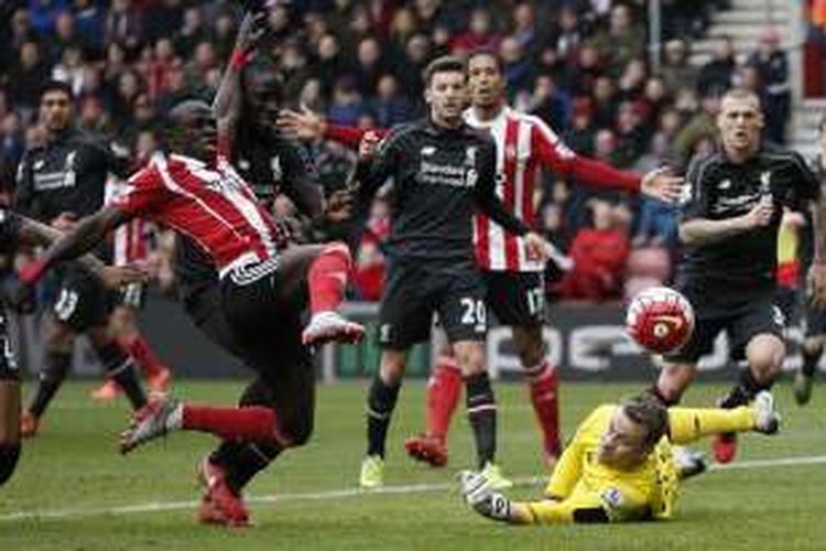 Gelandang Southampton, Sadio Mane (kiri), berupaya membobol gawang Liverpool pada laga lanjutan Premier League di Stadion St Mary's, Minggu (20/3/2016).