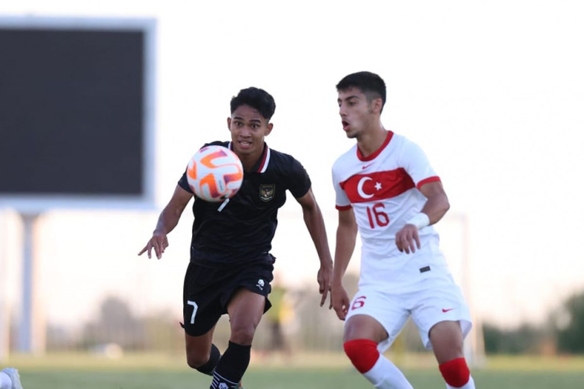 Timnas 20 Indonesia saat melawan Turki U20 pada pertandingan uji coba di Manavgat Atatürk Stadyumu, Turki, Rabu (26/10/2022). Selanjutnya, timnas U20 Indonesia akan melakoni laga uji coba lainnya melawan Moldova pada Selasa (1/11/2022) malam WIB. Link live streaming timnas U20 Indonesia vs Moldova tersedia di akhir artikel ini.