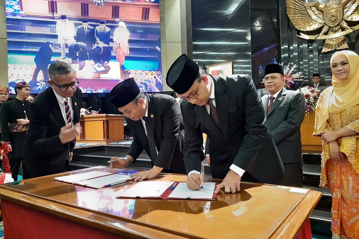 Ketua DPRD DKI Jakarta Prasetio Edi Marsudi dan Gubernur DKI Jakarta Anies Baswedan menandatangani rancangan peraturan daerah (raperda) APBD 2020, Gedung DPRD DKI Jakarta, Rabu (11/12/2019)