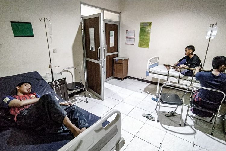Sebanyak 27 santriwan dan santriwati di sebuah pondok pesantren di Kabupaten Bandung Barat (KBB), Jawa Barat mengalami keracunan makanan, Minggu (25/6/2023).