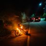 Kesal Ditilang, Warga Labuan Bajo Bakar Motornya di Depan Polisi