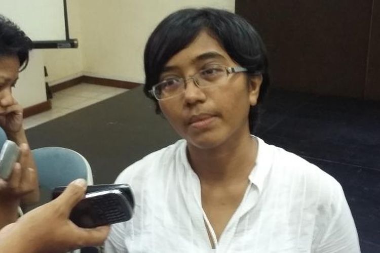 Asfinawati, salah satu kuasa hukum Wakil Ketua nonaktif KPK Bambang Widjojanto, saat ditemui seusai konferensi pers di Kantor LBH Jakarta, Jumat (27/2/2015).