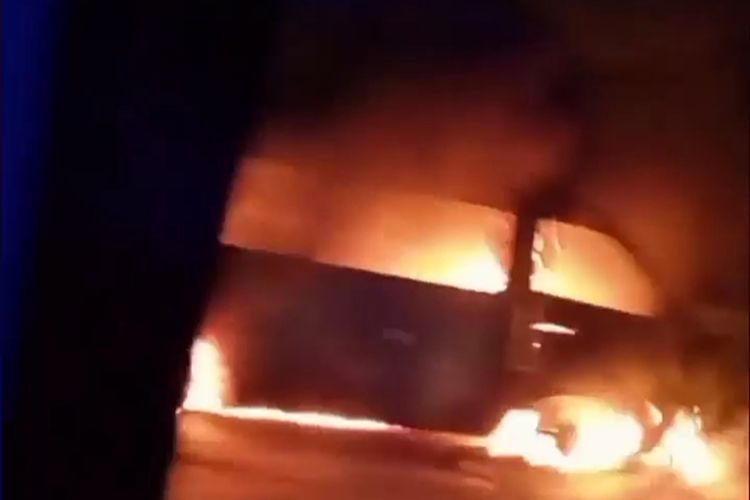 Mobil travel yang bermuatan pemudik terbakar di jalan tol Lampung, Sabtu (30/4/2022) malam. Polisi masih menyelidiki penyebab kebakaran tersebut.