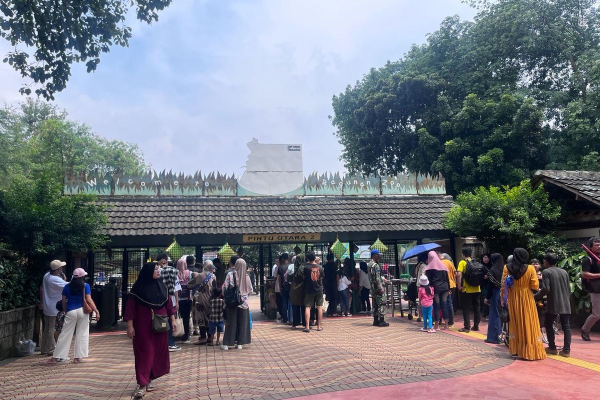 Suasana pada pintu masuk Taman Margasatwa Ragunan, Jakarta saat Lebaran hari kedua, Kamis (11/4/2024)