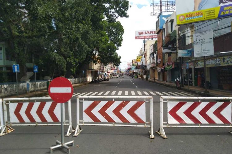 Beberapa ruas jalan protokol Kota Tasikmalaya sudah ditutup dalam menerapkan karantina wilayah parsial sebulan penuh yang mulai diberlakukan mulai Selasa (31/3/2020).