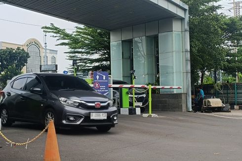 Stasiun Pasar Senen Tak Ramah Pejalan Kaki: Akses Masuk Terbatas, Trotoar Diserobot Pedagang dan Motor