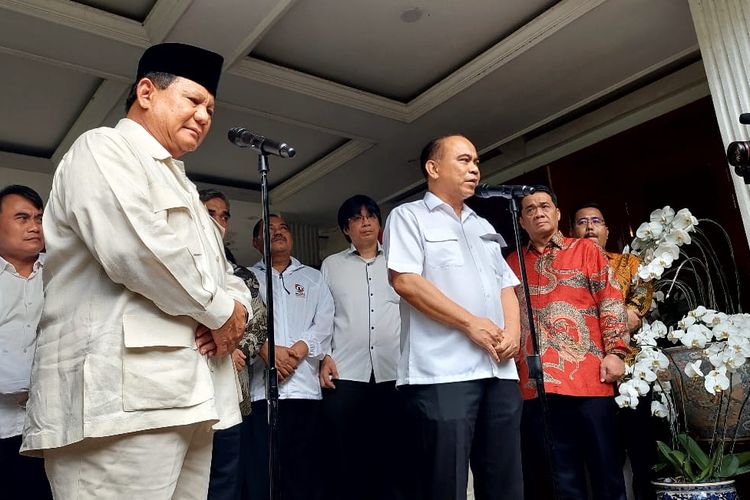 Ketua Umum Partai Gerindra Prabowo Subianto dan Ketua Umum Pro Jokowi (Projo) Budi Arie Setiadi memberikan keterangan pers seusai pertemuan keduanya di kediaman Prabowo, Jalan Kertanegara, Jakarta, Kamis (11/10/2022). 