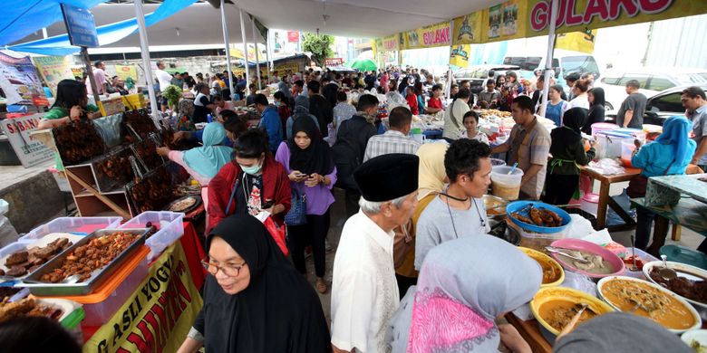 Warga berburu makanan untuk berbuka puasa di Pasar Benhil, Jakarta, Kamis (17/5/2018). Umat muslim di Indonesia hari ini mulai menjalankan ibadah puasa.