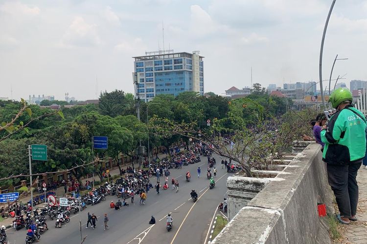 Sepanjang Jalan Ahmad Yani ditutup akibat massa yang berkumpul, Kamis (8/10/2020).