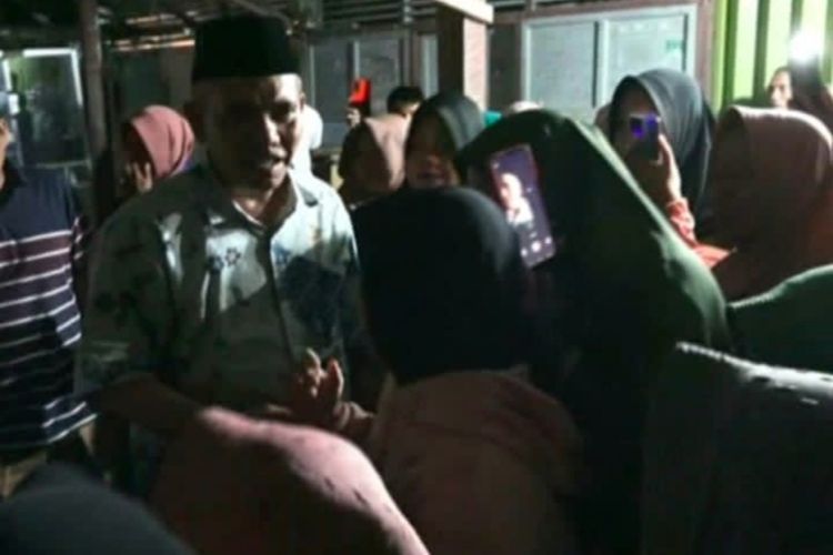 Bupati Kampar, Kamsol saat datang menemui warga yang menjadi korban penyerangan sekelompok orang di Desa Terantang, Kecamatan Tambang, Kabupaten Kampar, Riau, Minggu (19/6/2022) malam.