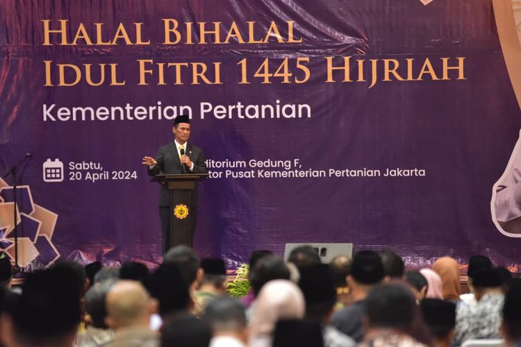 Menteri Pertanian (Mentan) Andi Amran Sulaiman saat menyampaikan sambutan pada acara Halal Bihalal Idul Fitri 1445 Hijriah Kementerian Pertanian, di Kantor Pusat Kementerian Pertanian, Jakarta, Sabtu (20/4/2024).