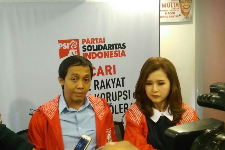 Ketua Umum Partai Solidaritas Indonesia (PSI) Grace Natalie dan Sekretaris Jenderal Raja Juli Antoni di Kantor DPP PSI, Jakarta, Jumat (15/12/2017).