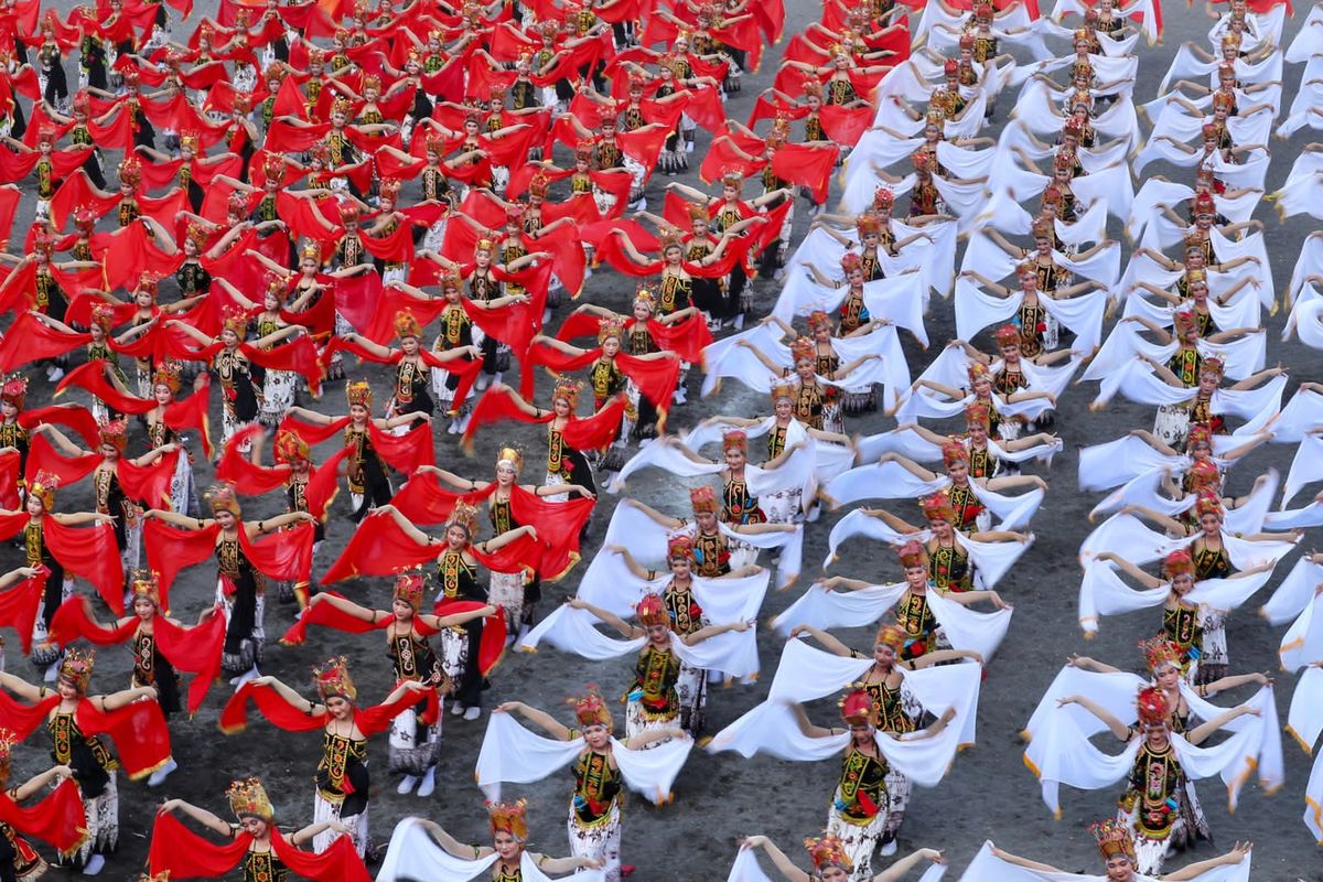Ilustrasi penari gandrung dalam acara Gandrung Sewu 2023 di Banyuwangi, Jawa Timur. Hari Kebudayaan Nasional 2025 diperingati setiap 17 Oktober untuk merayakan keberagaman budaya Nusantara. Simak sejarah dan maknanya.