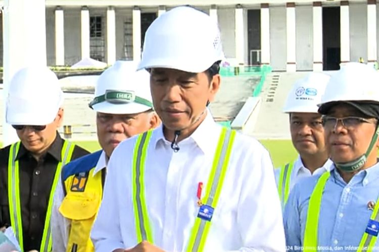 Presiden Joko Widodo memberikan keterangan pers usai meninjau lokasi lapangan HUT RI di IKN, Kalimantan Timur, Rabu (5/6/2024). 