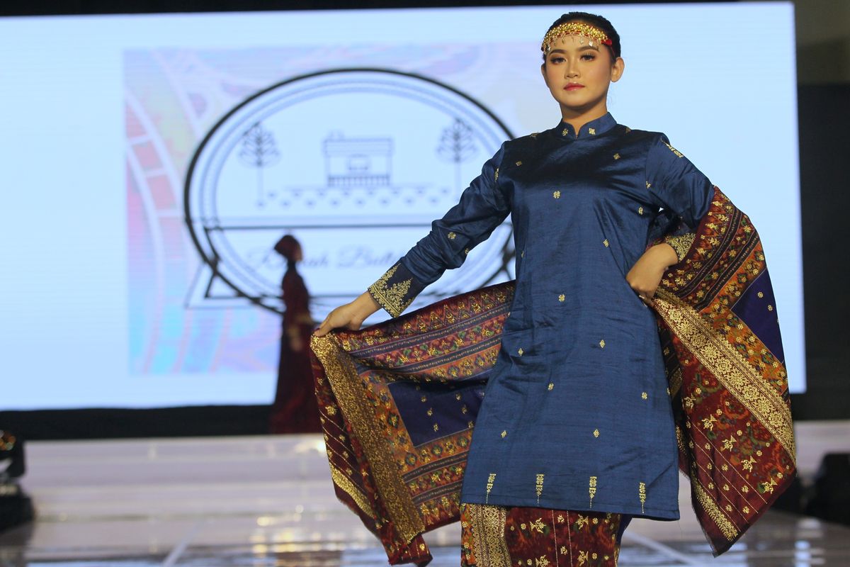 Salah satu model yang membawakan koleksi Rumah Butik Emy by Hj. Emy dalam pagelaran Palembang Fashion Week 2020 yang dgelar digelar di SCC Palembang Icon, Palembang, Sumatera Selatan mulai 6-8 Maret 2020.