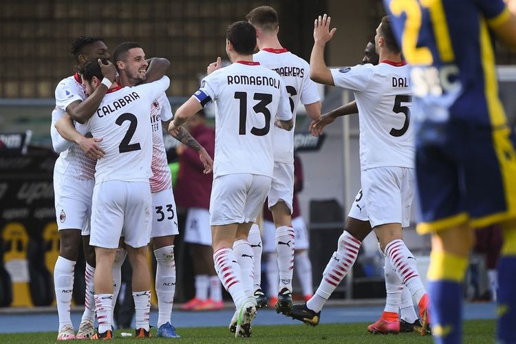 Para pemain AC Milan merayakan gol Rade Krunic ke gawang Hellas Verona pada laga pekan ke-26 Liga Italia 2020-2021 di Stadion Marc'Antonio Bentegodi, 7 Maret 2021.