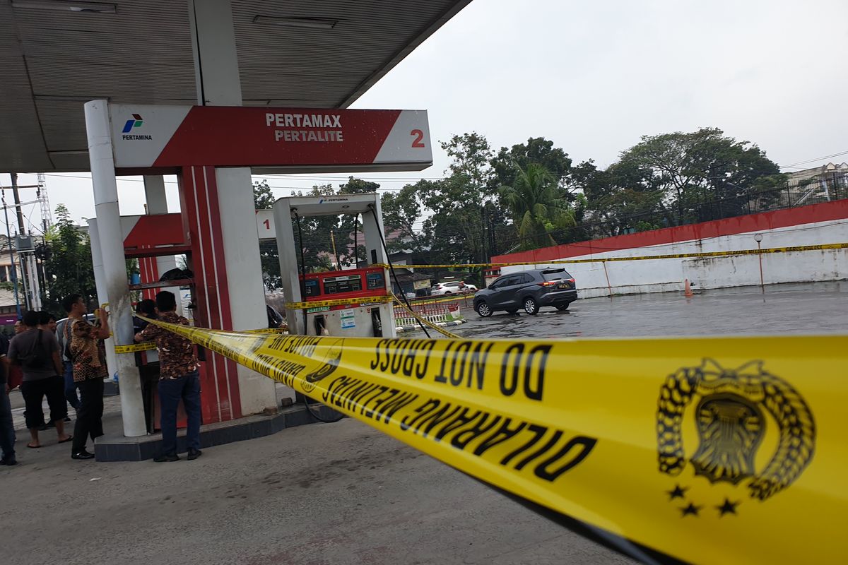 Polrestabes Medan menyegel SPBU di Jalan Flamboyan, Kecamatan Medan Tuntungan, Kota Medan pada Jumat (7/3/2025).