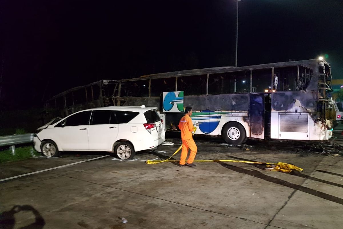 Situasi paska kejadian kecelakaan beruntun di tol kalikangkung, Sabtu (28/12/2019) malam.
