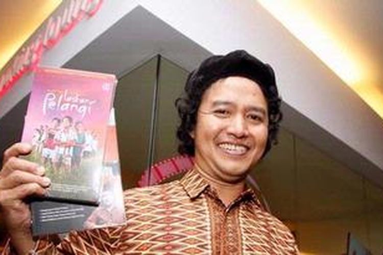 Penulis novel tetralogi Laskar Pelangi, Andrea Hirata, datang ke acara pemutaran film yang diangkat oleh sutradara Riri Riza dari novel tersebut di Auditorium I Blitz Megaplex, Jakarta Pusat, Rabu (8/10/2008).