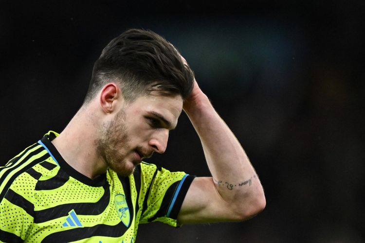 Reaksi kekecewaan Declan Rice setelah Arsenal tumbang 0-1 di markas Aston Villa di Villa Park, Birmingham, pada laga lanjutan Liga Inggris, Minggu (10/12/2023) dini hari WIB.