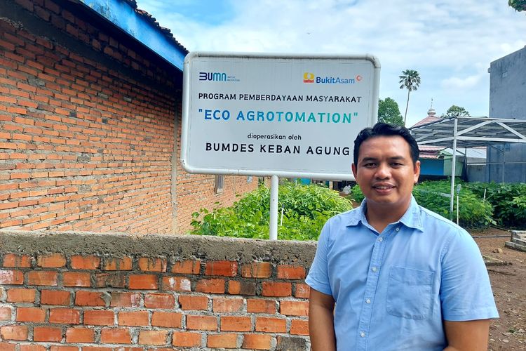 Febri Sumantri selaku Local Hero karena berhasil memberdayakan masyarakat di Desa Keban Agung melalui usaha jasa reklamasi lingkungan
