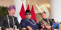 Momen Prabowo Diapit Jokowi dan Gibran Ngobrol Akrab di Sela Acara HUT ke-81 RI di Istana