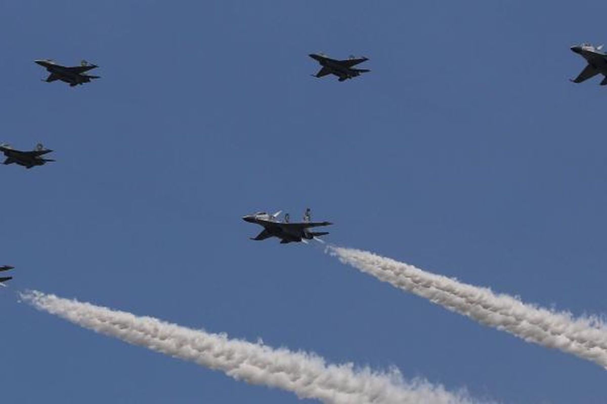 Pesawat Tempur F-16 dan Sukhoi Melintas di Atas Istana untuk merayakan HUT ke-71 kemerdekaan Indonesia di Jakarta Pusat, Rabu (17/8/2016).