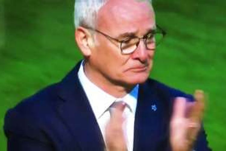 Manajer Leicester City, Claudio Ranieri, kedapatan menitikan air mata seusai timnya menang 2-0 atas Sunderland, Minggu (10/4/2016). 